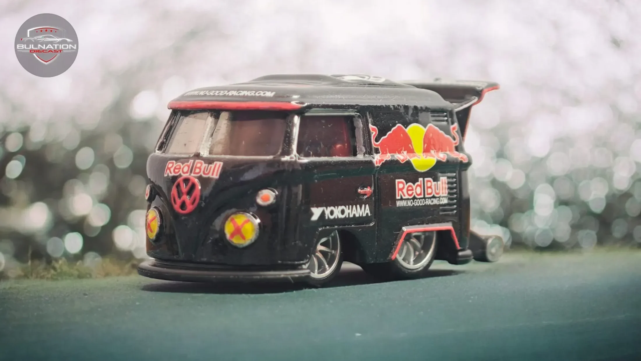 Volkswagen Drag Bus - Red Bull racing livery — 4